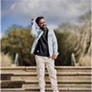 I’m Zain and I’m here to help anyone who would like to learn and improve their speaking and writing skills in Italian 