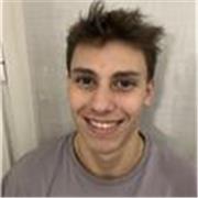 Sono uno studente universitario che ti aiuterà a migliorare il tuo livello di inglese in maniera efficace e divertente