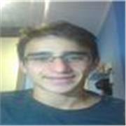 profesor joven que conecta rápidamente con el alumno/a