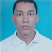 Profesor de literatura imparte clases a niños y adolescentes