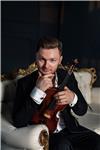 Profesor de violín imparte clases particulares a niños de todas las edades
