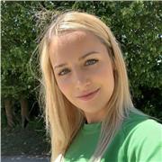 Graduada en Educación y con cinco años de experiencia en formación online. Imparto clases de Lengua y Literatura, Latín, Geografía e Historia y Filosofía principalmente