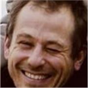 Maestro di scacchi impartisce lezioni individuali e di gruppo