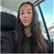 Profesor de español imparte clases a niños