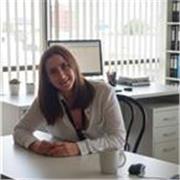 Profesora de IA Generativa para personas de edades jóvenes y adultas 