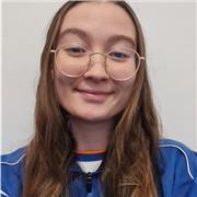 Profesora de guitarra, apasionada por la música y compartir con los demás su pasión por ella.