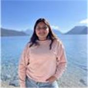 Profesora de inglés que imparte clases a niños y adolescentes