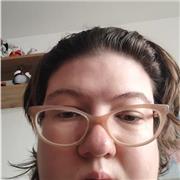 Englisch Nachhilfe Lehrerin die Schüler von 12bis14 Jahren Unterricht gibt.