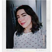 Profesora multifacética que imparte clases a niños y jóvenes