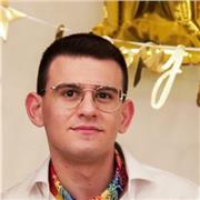 Neo diplomato di una scuola tecnica, impartisce lezioni private di matematica (no di geometria, o matematica con geometria) per i ragazzi del triennio (argomenti principali derivate e integrali)