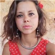 Educadora ofrece clase a alumn@s de todas las edades