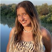 Profesora de inglés imparte clase a niños de todas las edades