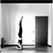 Si offrono lezioni di yoga adatte a principianti ed esperti, con particolare attenzione al benessere fisico e mentale