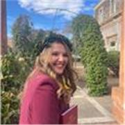 Docente di italiano per stranieri impartisce lezioni per studenti interessati a imparare la lingua italiana