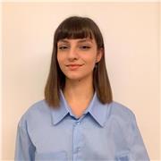 Insegnante di inglese (livello madrelingua) impartisce lezioni a studenti da scuola elementare a università