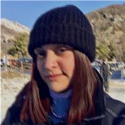 Insegnante di psicologia aiuta a svolgere i compiti e a studiare gli alunni delle superiori a domicilio e online