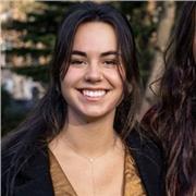 Professeur particulier d’anglais qui donne des cours aux étudiants avec des difficultés en conversation d’anglais ou écrit