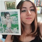 Chica graduada en bachillerato sanitario preparada para impartir clases a alumnos de la ESO y de primaria