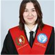 Graduada en Derecho con nivel de inglés nativo certificado.