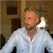 Esperto in marketing e comunicazione anni. Offro lezioni dedicate a chi vuole interfacciarsi al mondo del webdesign