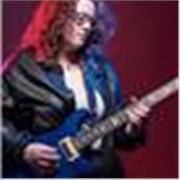 Profesora de guitarra para principiantes, principalmente para menores de 14, pero estoy dispuesta a enseñar a cualquier persona