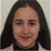 Profesora de refuerzo imparte clases a primaria