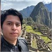 Profesor de matematicas imparte clases a niños de todas las edades