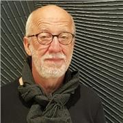 Deutschlehrer der alten Schule hilft mit Erfahrung und Geduld!