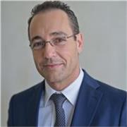 Me defino como un profesional con amplia experiencia en liderazgo, gestión de equipos y acompañamiento al desarrollo de personas, 