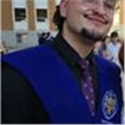 Biólogo por la Universidad Complutense , especializado en Biotecnología.