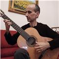 Diplomato al conservatorio impartisce lezioni di chitarra classica, pop e moderna