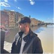 Studente di economia e finanza che insegna matematica dalle elementari fino alle superiori senza nessun problema