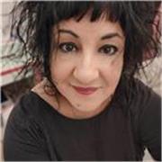 Editor, writing coach e scrittrice con esperienza ventennale sul groppone