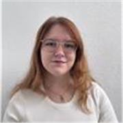 Graduada en Educación infantil, especializada en plástica, música y educación física, con nivel B2 en inglés
