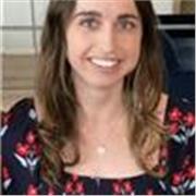 UK English tutor helping students speak confidently in real conversations