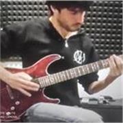 Chitarrista e diplomando MMI impartisce lezioni di chitarra per tutti i livelli
