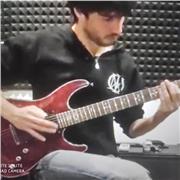 Chitarrista e diplomando MMI impartisce lezioni di chitarra per tutti i livelli