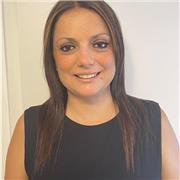 Titulada en Docencia, formada en Diseño Gráfico, con titulación, y experiencia en arte.