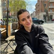 Studentessa universitaria offre lezioni di storia personalizzate. Migliora la comprensione della storia con il mio supporto!