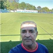 Olá me chamo mó Maurício sou professor de música e regente de bandas e fanfarras. Canto coral, violão e inst. De sopro e percussão