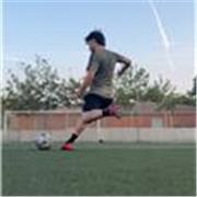 Joven amante del fútbol da clases de fútbol 