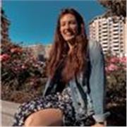 Studentessa impartisce lezioni private per materie umanistiche