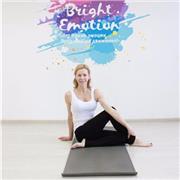 Yoga für Einsteiger und Geübte – auch geeignet für Menschen mit gesundheitlichen Einschränkungen.
