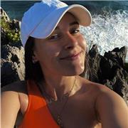 Profesora con conocimientos sobre las dificultades de aprendizaje en el desarrollo de los niños, recién graduada en Psicología.