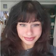 Étudiante passionnée d'Histoire cherche érudit pour lui enseigner l'amour du temps.
