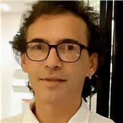 Bacharel em letras, Humanoterapeuta, com experiência na docência