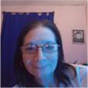 Profesora imparte clases de ciencias sociales