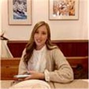 Laureata in scienze dell’educazione con diploma di liceo linguistico