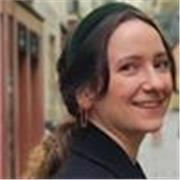 Professeure d'anglais pour adultes et enfants en ligne ou dans les alentours de Rennes. Diplômée d'un Master anglophone en école de commerce international. 