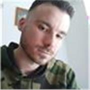 Chico joven con experiencia de canguro y niñero